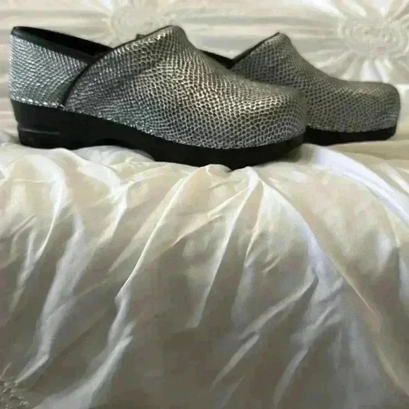 Sanita Snakeskin print Leather Professional Slip-on Clogs Size 6.5 - Picture 3 of 9